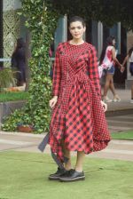 Karishma Kapoor at CAPRESE X SHIFT & ARPITA MEHTA at Lakme Fashion Week on 25th AUg 2018 (96)_5b839d3ae5c8b.JPG