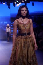 Model walk the ramp for  ritu kumar at Lakme Fashion Week on 26th Aug 2018 (22)_5b83cf67e7453.JPG