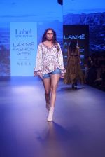 Model walk the ramp for  ritu kumar at Lakme Fashion Week on 26th Aug 2018 (23)_5b83cf6a85bc2.JPG