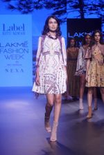 Model walk the ramp for  ritu kumar at Lakme Fashion Week on 26th Aug 2018 (30)_5b83cf7b6f53e.JPG