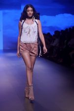 Model walk the ramp for  ritu kumar at Lakme Fashion Week on 26th Aug 2018 (43)_5b83cfa01306f.JPG