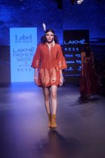 Model walk the ramp for  ritu kumar at Lakme Fashion Week on 26th Aug 2018 (5)_5b83cf3c9f00c.JPG