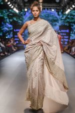 Model walk the ramp for Jayanti Reddy at Lakme Fashion Week on 26th Aug 2018 (55)_5b83d6fe68379.jpg
