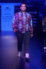 Model walk the ramp for Narendra Kumar at Lakme Fashion Week on 26th Aug 2018 (13)_5b83cff37e8dc.JPG