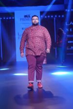 Model walk the ramp for Narendra Kumar at Lakme Fashion Week on 26th Aug 2018 (76)_5b83d0990b4a1.JPG