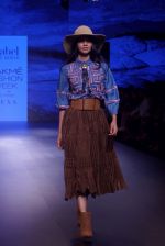 Model walk the ramp for ritu kumar at Lakme Fashion Week on 26th Aug 2018 (39)_5b83d16a8a7b3.JPG