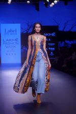 Model walk the ramp for ritu kumar at Lakme Fashion Week on 26th Aug 2018 (40)_5b83d16d0b2da.JPG
