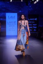 Model walk the ramp for ritu kumar at Lakme Fashion Week on 26th Aug 2018 (43)_5b83d174e7b65.JPG
