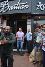 Tiger Shroff Spotted At Bastian In Bandra on 26th Aug 2018 (13)_5b83c4f4a5c8d.JPG