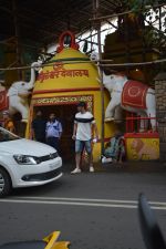 Tusshar Kapoor spotted at Shani Temple in juhu on 25th Aug 2018 (15)_5b83a9d74e346.JPG
