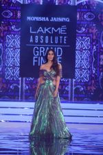 Kareena Kapoor at Grand Finale of Lakme Fashion Show 2018 on 27th Aug 2018 (36)_5b84fe1b485bd.JPG