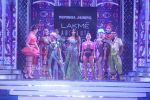 Kareena Kapoor at Grand Finale of Lakme Fashion Show 2018 on 27th Aug 2018 (38)_5b84fe1fd2ae8.JPG