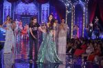 Kareena Kapoor at Grand Finale of Lakme Fashion Show 2018 on 27th Aug 2018 (47)_5b84fe318efa8.JPG