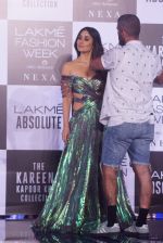 Kareena Kapoor at Grand Finale of Lakme Fashion Show 2018 on 27th Aug 2018 (58)_5b84fe47a8a6d.JPG