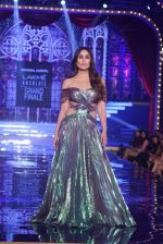 Kareena Kapoor at Grand Finale of Lakme Fashion Show 2018 on 27th Aug 2018 (7)_5b84fde024887.JPG