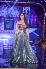 Kareena Kapoor at Grand Finale of Lakme Fashion Show 2018 on 27th Aug 2018 (8)_5b84fde2350c8.JPG