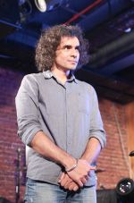 Imtiaz Ali at Laila Majnu Music Concert in Flyp In Kamala Mills ,Lower Parel on 29th Aug 2018 (4)_5b87992b9a465.jpg