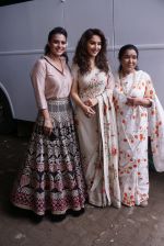 Asha Bhosle, Kajol, Madhuri Dixit On The Sets Of Colors Show Dance Deewane In Filmcity Goregaon on 30th Aug 2018 (21)_5b88f390029df.jpg