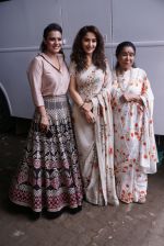 Asha Bhosle, Kajol, Madhuri Dixit On The Sets Of Colors Show Dance Deewane In Filmcity Goregaon on 30th Aug 2018 (22)_5b88f3a519142.jpg