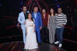 Varun Dhawan, Anushka Sharma, Manish Paul, Sonu Kakkar, Anu Malik, Vishal Dadlani on the sets of Indian Idol in Yashraj Studio, Andheri on 4th Sept 2018 (21)_5b8f78da3c2f0.JPG