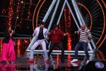 Varun Dhawan, Manish Paul, Vishal Dadlani on the sets of Indian Idol in Yashraj Studio, Andheri on 4th Sept 2018 (26)_5b8f78fa342a7.JPG