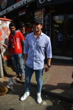Tusshar Kapoor spotted at Bastian Bandra on 8th Sept 2018 (11)_5b95278c0d3da.JPG