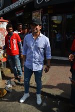 Tusshar Kapoor spotted at Bastian Bandra on 8th Sept 2018 (12)_5b95278da85ac.JPG