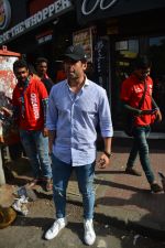Tusshar Kapoor spotted at Bastian Bandra on 8th Sept 2018 (8)_5b952786c8415.JPG