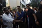 Akshay Kumar Meets His Fans On His Birthday At His Juhu Home on 9th Sept 2018 (13)_5b975df4dae12.JPG
