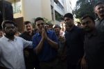 Akshay Kumar Meets His Fans On His Birthday At His Juhu Home on 9th Sept 2018 (15)_5b975df770271.JPG