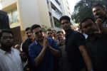 Akshay Kumar Meets His Fans On His Birthday At His Juhu Home on 9th Sept 2018 (21)_5b975e01694a0.JPG