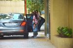 Kareena Kapoor , Taimur Spotted At Karishma Kapoor_s House In Bandra on 9th Sept 2018 (10)_5b975f4137fd5.jpeg