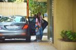 Kareena Kapoor , Taimur Spotted At Karishma Kapoor_s House In Bandra on 9th Sept 2018 (11)_5b975f456f916.jpg