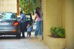 Kareena Kapoor , Taimur Spotted At Karishma Kapoor_s House In Bandra on 9th Sept 2018 (18)_5b975f5b309e2.jpg