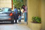 Kareena Kapoor , Taimur Spotted At Karishma Kapoor_s House In Bandra on 9th Sept 2018 (19)_5b975f5c9e7fe.jpeg