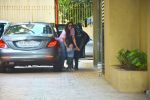 Kareena Kapoor , Taimur Spotted At Karishma Kapoor_s House In Bandra on 9th Sept 2018 (5)_5b975f3262b84.jpeg