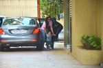 Kareena Kapoor , Taimur Spotted At Karishma Kapoor_s House In Bandra on 9th Sept 2018 (6)_5b975f356ba8e.jpeg