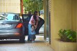 Kareena Kapoor , Taimur Spotted At Karishma Kapoor_s House In Bandra on 9th Sept 2018 (8)_5b975f3b6409f.jpeg