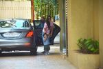 Kareena Kapoor , Taimur Spotted At Karishma Kapoor_s House In Bandra on 9th Sept 2018 (9)_5b975f3e63895.jpeg