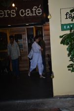 Sara Ali Khan spotted at Farmer_s Cafe in bandra on 11th Sept 2018 (4)_5b98bcd25cc5f.JPG