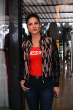 Sunny Leone Spotted at Juhu on 17th Sept 2018 (7)_5ba093c974cb1.jpg