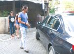 Arjun Rampal & Daughters Spotted At Bandra on 23rd Sept 2018 (7)_5ba9e3e4cac0c.jpg