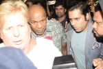 Mike Tyson arrive in Mumbai Airport on 27th Sept 2018 (3)_5badd342c67fb.JPG