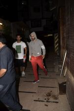 Varun Dhawan spotted at gym in juhu on 2nd Oct 2018 (7)_5bb46909d6505.JPG