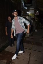 Kartik Aaryan Spotted At Gym In Juhu on 3rd Oct 2018 (8)_5bb5a98f8a404.JPG