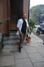 Anand Ahuja spotted at his store veg nonveg in bandra on 7th Oct 2018 (7)_5bbef8b54627f.JPG