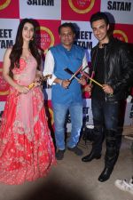 Warina Hussain, Ameet Satam and Aayush Sharma 2 at Ameet Satam_s Adarsh Navratri Utsav Day 1 at JVPD Grounds, Juhu_5bbf0ee00032c.jpg