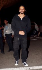 Rohit Shetty spotted at airport as they leave for the shoot of Simba on 11th Oct 2018 (3)_5bc0c13e707a8.JPG