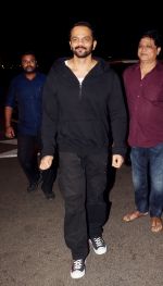 Rohit Shetty spotted at airport as they leave for the shoot of Simba on 11th Oct 2018 (4)_5bc0c140c0928.JPG