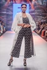 Model walk the ramp for Reemly at BTFW 2018 on 14th Oct 2018  (7)_5bc43e248db97.jpg